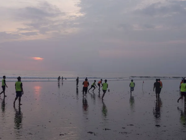 Indonesië, Bali, april 4, 2019 mannen op het strand bij zonsondergang bij eb Play Football — Stockfoto