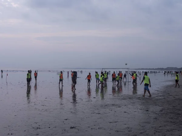Indonesië, Bali, april 4, 2019 mannen op het strand bij zonsondergang bij eb Play Football — Stockfoto