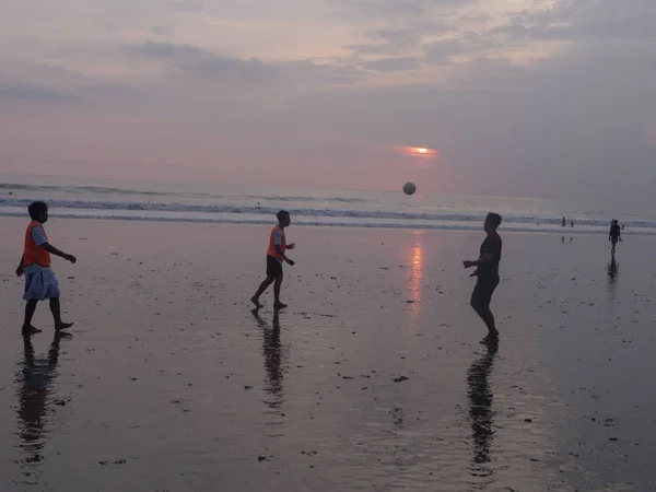 Indonesië, Bali, april 4, 2019 mannen op het strand bij zonsondergang bij eb Play Football — Stockfoto