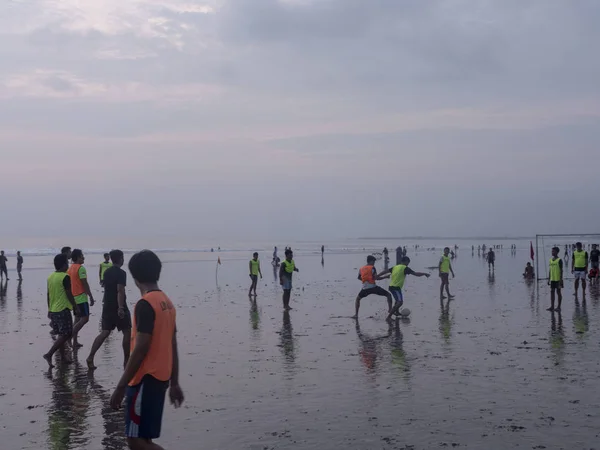 Indonesië, Bali, april 4, 2019 mannen op het strand bij zonsondergang bij eb Play Football — Stockfoto