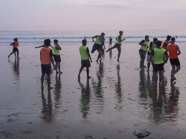 Indonesië, Bali, april 4, 2019 mannen op het strand bij zonsondergang bij eb Play Football — Stockfoto