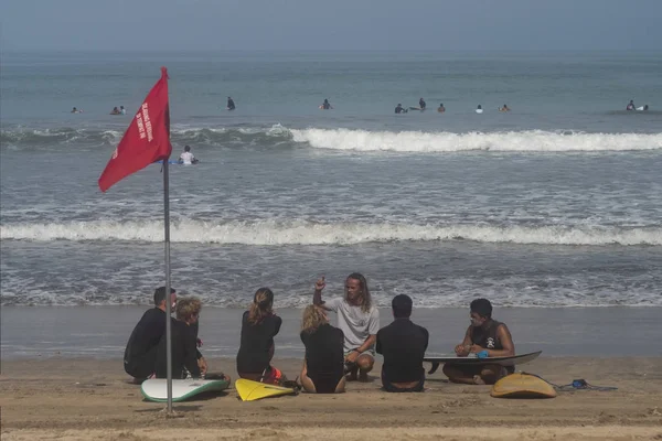 Indonesië, Bali, april 4, 2019 surfen op de Surf School op het strand — Stockfoto