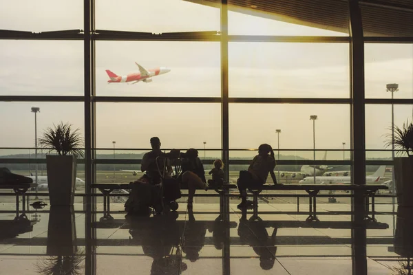 Havaalanında uçuşlarını bekleyen insanlar