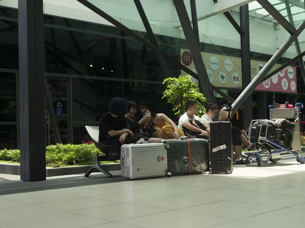 Malezja, Kuala Lumpur, kwiecień 5, 2019 Asian ludzie z walizki w pobliżu lotniska — Zdjęcie stockowe