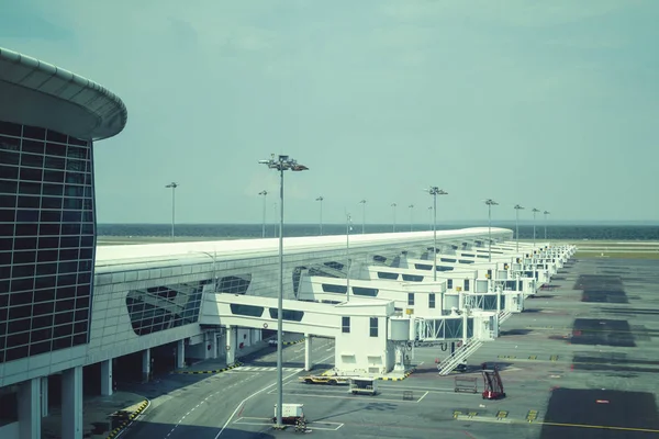 Pesawat di gerbang terminal siap lepas landas bandara internasional modern - Konsep perjalanan emosional di seluruh dunia — Stok Foto