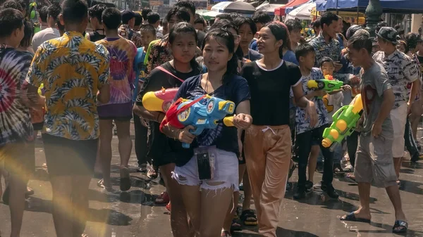 Thailand, Bangkok april 14, 2019 nyår, Songkran, människor häller vatten på varandra med vattenkanoner — Stockfoto