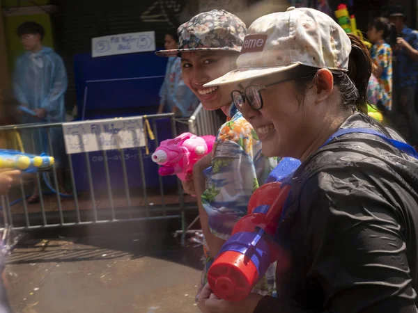 Таїланд, Бангкок 14 квітня 2019 новий рік, Сонгкран, люди налити воду один на одного з водяними гармат — стокове фото