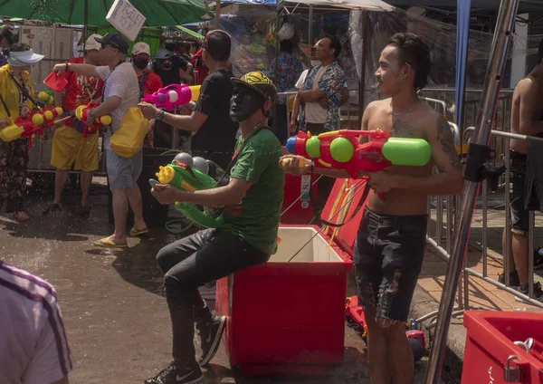 Thailand, Bangkok April 14, 2019 New Year, Songkran, people pour water on each other with water cannons — Stock Photo, Image