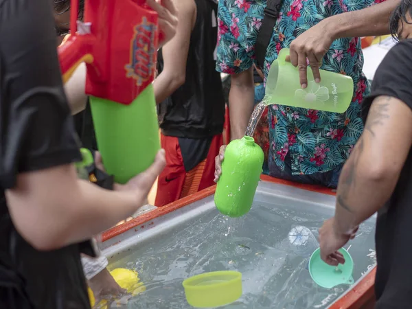 Tailândia, Bangkok 14 de abril de 2019 Ano Novo, Songkran, as pessoas derramam água umas sobre as outras com canhões de água — Fotografia de Stock