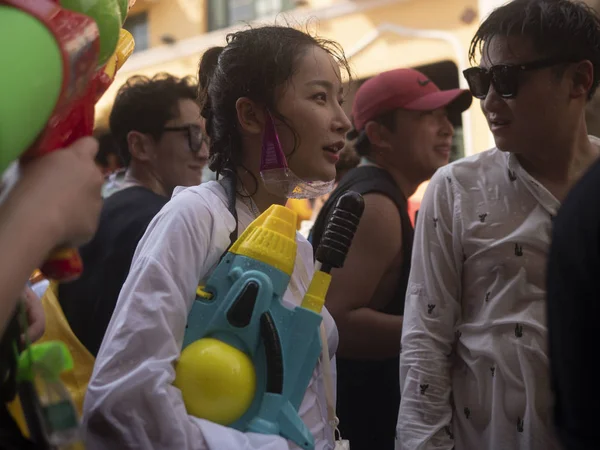 Tailândia, Bangkok 14 de abril de 2019 Ano Novo, Songkran, as pessoas derramam água umas sobre as outras com canhões de água — Fotografia de Stock