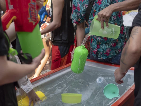 Tayland, Bangkok 14 Nisan 2019 Yeni Yıl, Songkran, insanlar su yla birbirlerine su döküyor