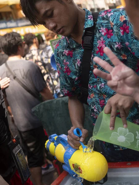 Tailândia, Bangkok 14 de abril de 2019 Ano Novo, Songkran, as pessoas derramam água umas sobre as outras com canhões de água — Fotografia de Stock