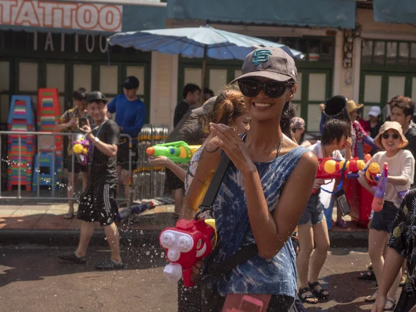 Tailândia, Bangkok 14 de abril de 2019 Ano Novo, Songkran, as pessoas derramam água umas sobre as outras com canhões de água — Fotografia de Stock