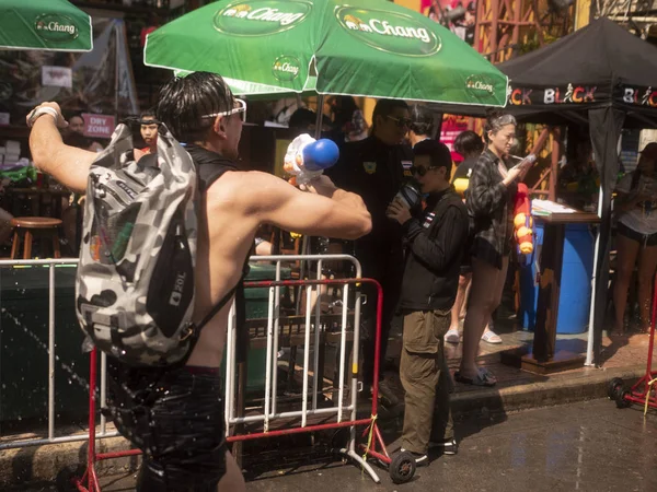 Thailand, Bangkok april 14, 2019 nyår, Songkran, människor häller vatten på varandra med vattenkanoner — Stockfoto