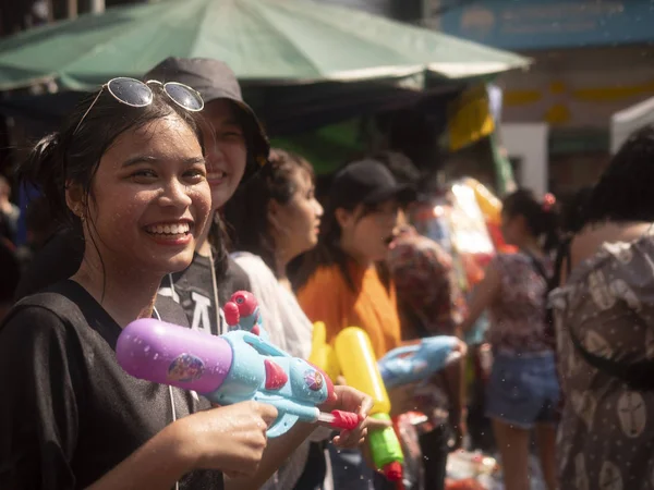 Thaiföld, Bangkok április 14, 2019 új év, Songkran, az emberek vizet öntsünk egymásra a vízágyúval — Stock Fotó