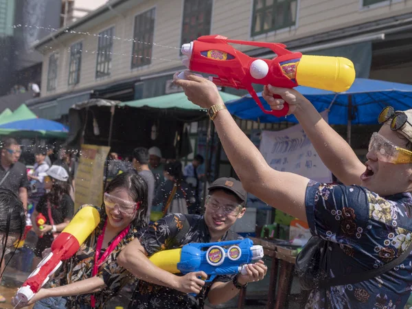 Tailândia, Bangkok 14 de abril de 2019 Ano Novo, Songkran, as pessoas derramam água umas sobre as outras com canhões de água — Fotografia de Stock