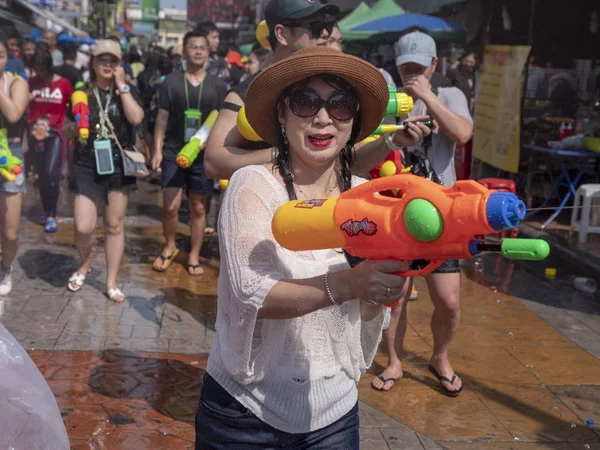 Tailândia, Bangkok 14 de abril de 2019 Ano Novo, Songkran, as pessoas derramam água umas sobre as outras com canhões de água — Fotografia de Stock