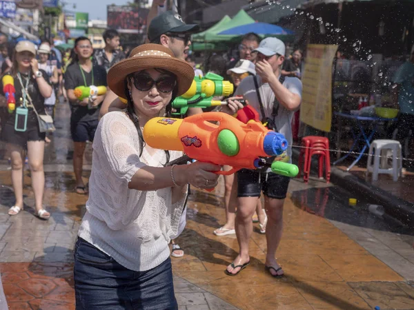 Tailândia, Bangkok 14 de abril de 2019 Ano Novo, Songkran, as pessoas derramam água umas sobre as outras com canhões de água — Fotografia de Stock