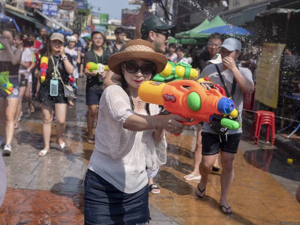 Tailândia, Bangkok 14 de abril de 2019 Ano Novo, Songkran, as pessoas derramam água umas sobre as outras com canhões de água — Fotografia de Stock