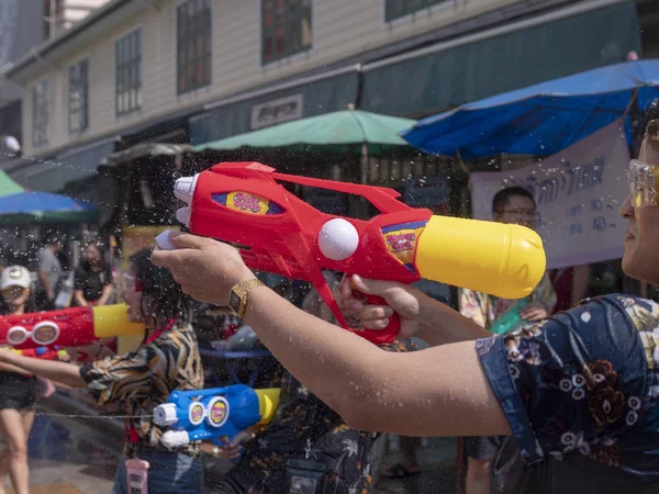 Tailândia, Bangkok 14 de abril de 2019 Ano Novo, Songkran, as pessoas derramam água umas sobre as outras com canhões de água — Fotografia de Stock