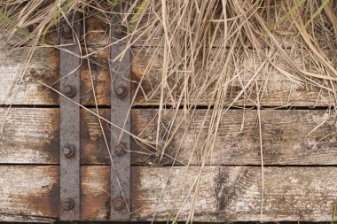Ahşap arka plan. Metal kayışlı eski panolar