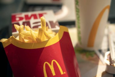 Moskova, Rusya,25 Şubat 2019 Mcdonalds gıda, patates, kola, burger