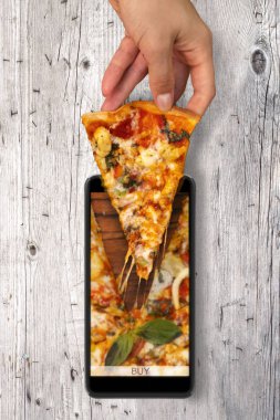 Kadın el akıllı telefondan pizza alır. Gıda siparişi ve teslimatı kavramı.
