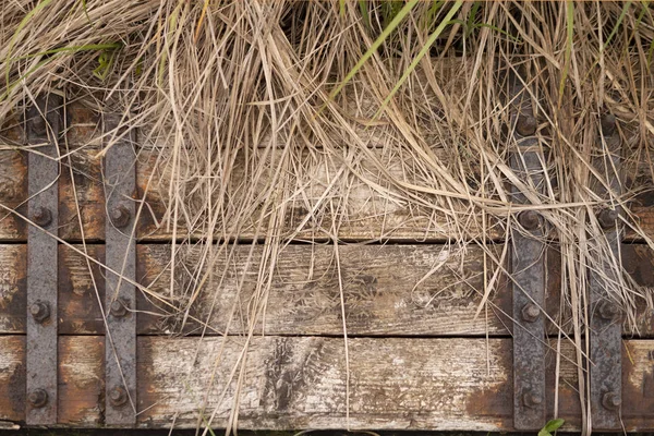 Houten achtergrond. Oude planken met metalen bandjes — Stockfoto