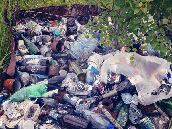 Москва, Россия 10 июня 2019 года. Свалка с неорганическими отходами. Пивные банки, пластик, стекло
