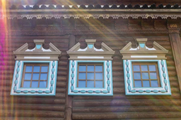 Emoldurando a janela, escultura em madeira na casa de troncos . — Fotografia de Stock