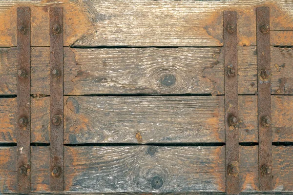 Fundo de madeira. Placas antigas com tiras de metal — Fotografia de Stock