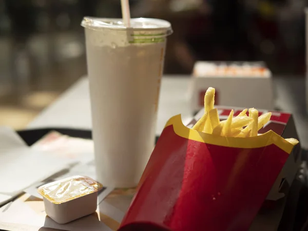 Typowe Fast food frytki — Zdjęcie stockowe