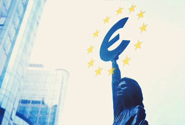 Symbolisme de l'Union européenne. Femme tient dans sa main la lettre "E " — Photo