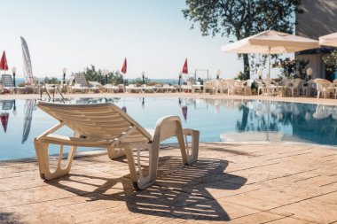 Havuz başında ki şezlong. Yaz tatilleri