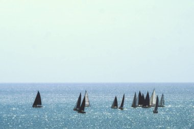 Odak dışında, bulanıklık. Denizde güneşli bir günde yelken liyada.