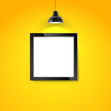 Asılı lamba ile sarı duvarda Resim çerçevesi. Boş fotoğraf çerçevesi veya poster şablonu. Fotoğraf sanat galerisi mockup.