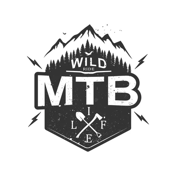 Mtb 산악 자전거 복고풍 장식 엠블럼. 산과 숲이 있는 편집 가능한 배지입니다. 복고풍 빈티지 스타일의 디자인 라벨 — 스톡 벡터