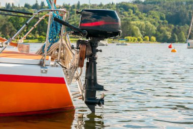 Gemi pervanesi. Dış motor. Gölde yat..