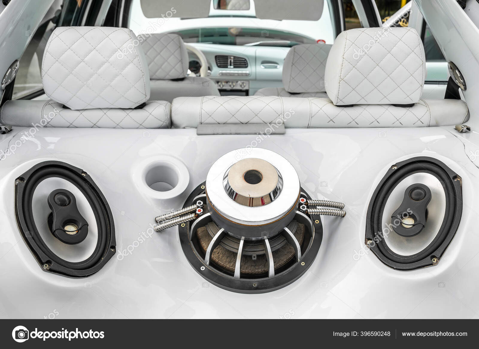 Tuning-Auto mit leistungsstarkem Audiosystem und Subwoofern im Kofferraum.  Individuell gestalteter weißer Innenraum. - Stockfotografie: lizenzfreie  Fotos © jirihojda.email.cz 396590248