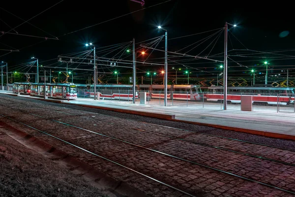 BRNO, Tschechische Republik - 25. September. 2020: Straßenbahndepot in der Nacht. Straßenbahnlinie. Stadtverkehr. Straßenbahngleise. — Stockfoto