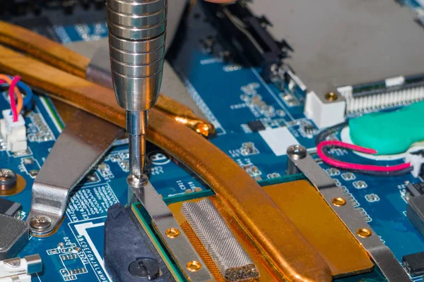 Rimuovere Radiatore Raffreddamento Dalla Cpu Del Computer Portatile Della Scheda — Foto Stock