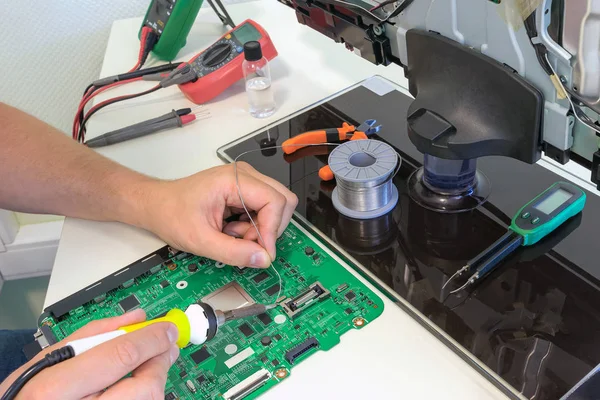 Onarım Tv parçalar Servis Merkezi, lehimleme elektronik bileşenleri ölçüm cihazı kullanarak açtı