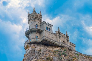 Yuva castle Rock'da yutar Karadeniz, Crimea, Yalta. Panorama Kırım Simgesel Yapı ile