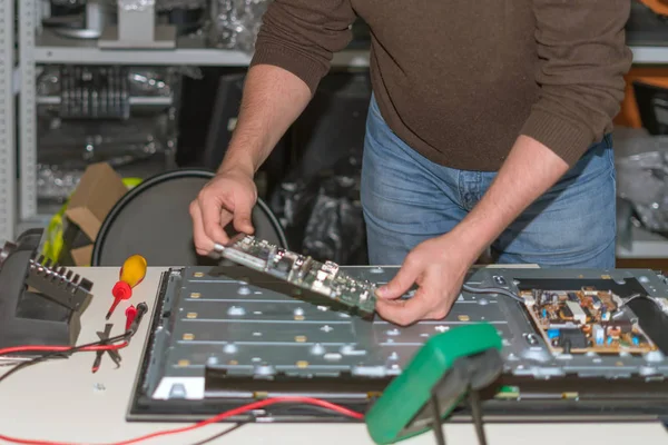 LCD Tv tamir. Mühendis tanı için Tv ayrıştırır.