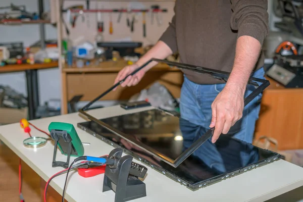 Ekran Lcd matris yerine demontaj modern Tv tamiri
