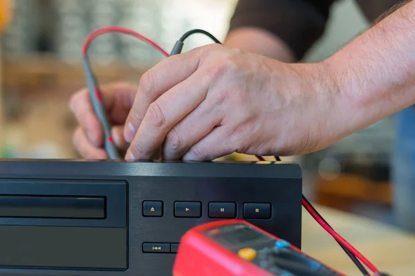 Reparatur von TV-Videoanlagen. Heimkinodiagnostik — Stockfoto