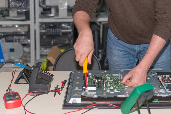 Desmontaje y reparación de la moderna TV LCD. Desmontaje de la placa base para diagnóstico . — Foto de Stock