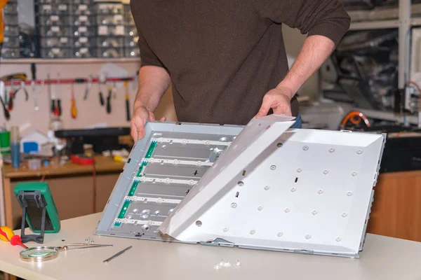 Modern Lcd Tv 'de Led arka lambası değiştiriliyor.