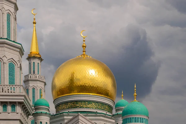 Moskova 'nın ana Katedral Camii. Olimpiyat Bulvarı 'ndaki en büyük ve en yüksek camilerden biri..