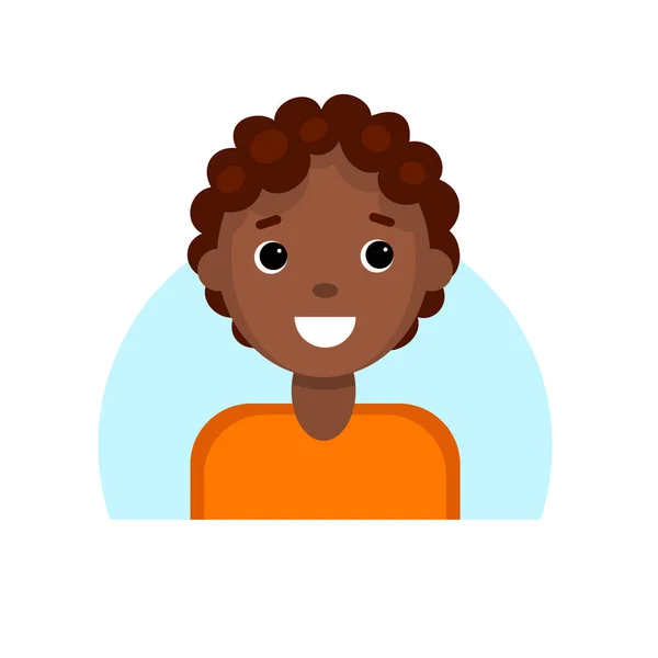 Gesicht eines dunkelhäutigen lächelnden Jungen. Zeichentrickporträt eines jungen Afrikaners. Avatarfigur für ein Symbol, Logo, handgezeichnet einfach flach. Bestandsvektordarstellung isoliert auf weiß. — Stockvektor